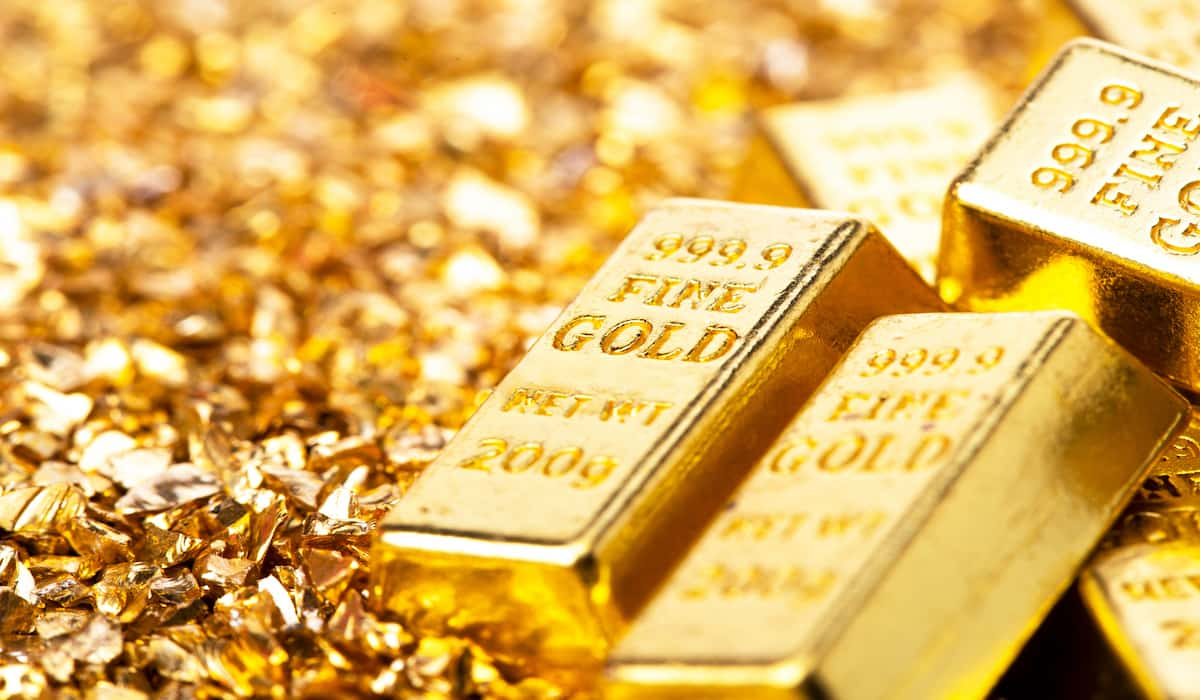 Close-up of gold bars on nugget grains, symbolizing metal prices today and commodity gold.